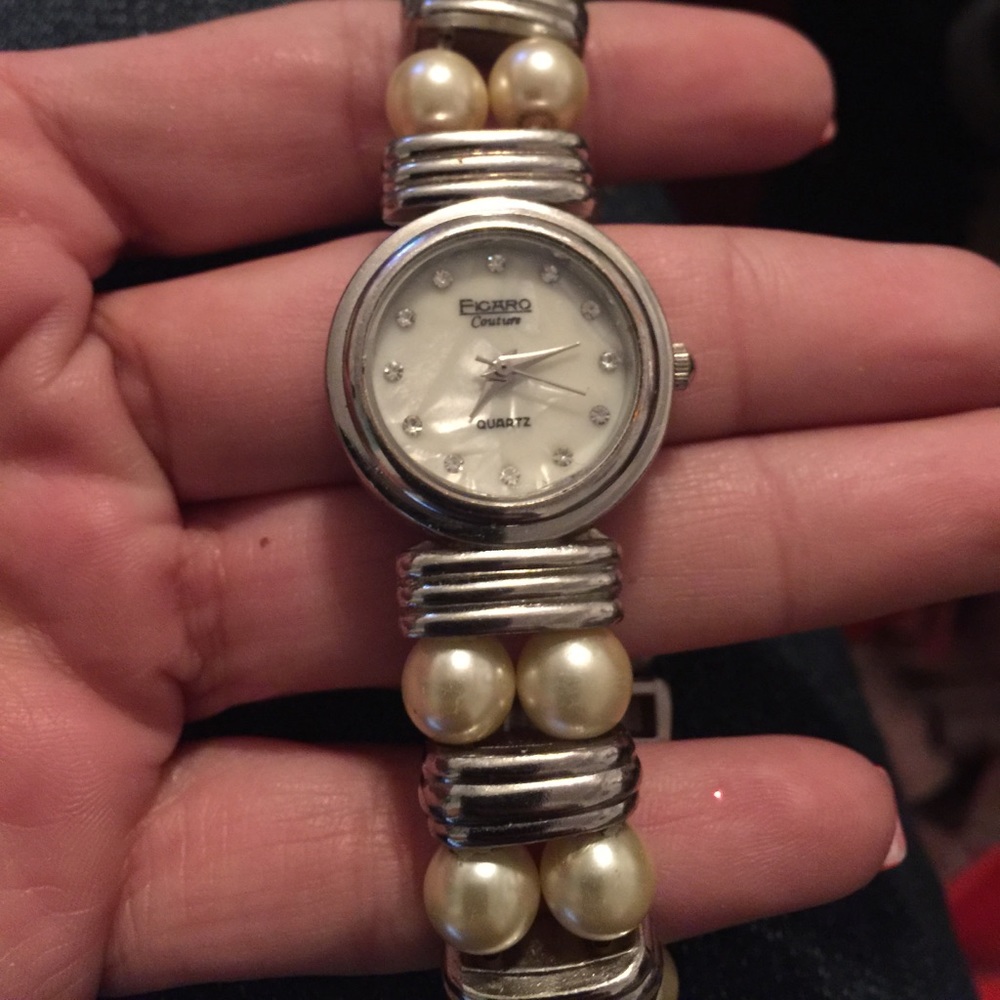 Cute figaro watch!!